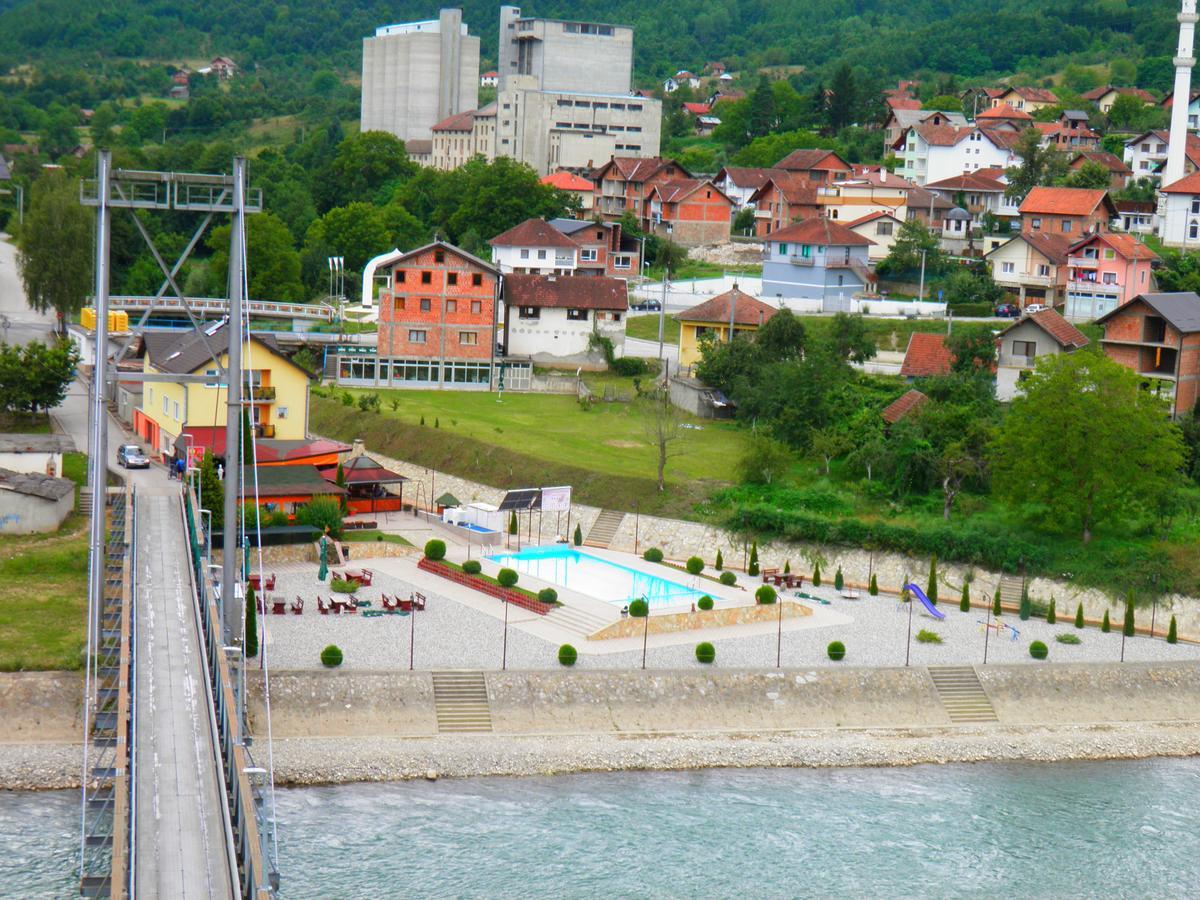 Pansion Basa Hotel Ustikolina Exterior photo