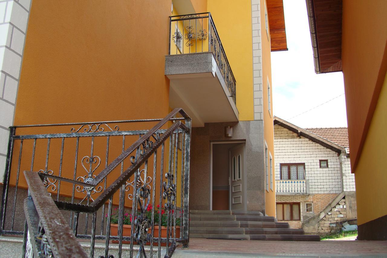Pansion Basa Hotel Ustikolina Exterior photo