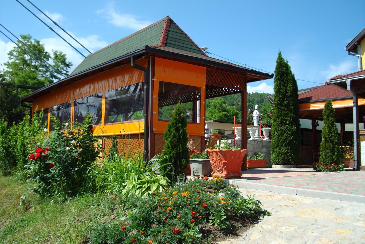 Pansion Basa Hotel Ustikolina Exterior photo