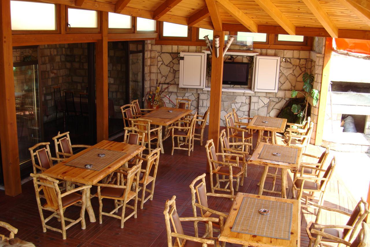 Pansion Basa Hotel Ustikolina Exterior photo