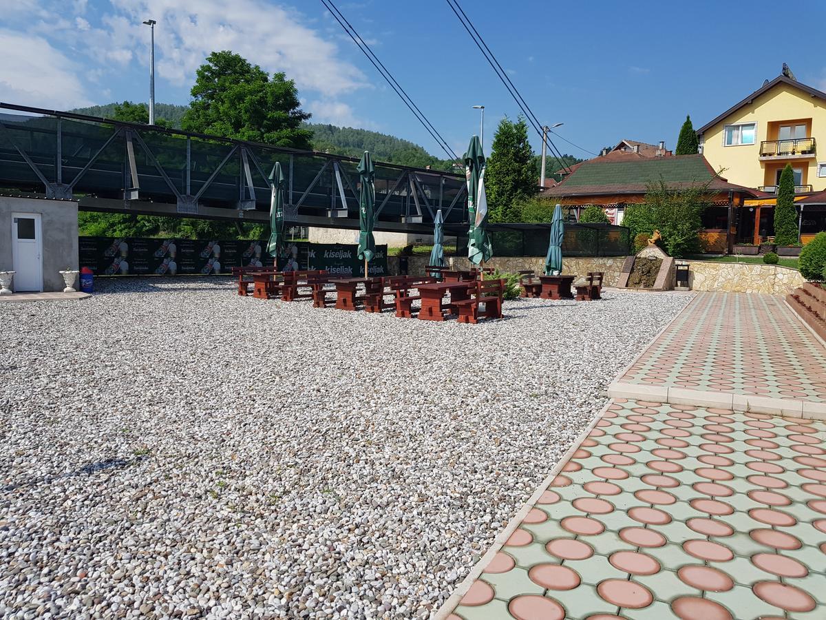 Pansion Basa Hotel Ustikolina Exterior photo