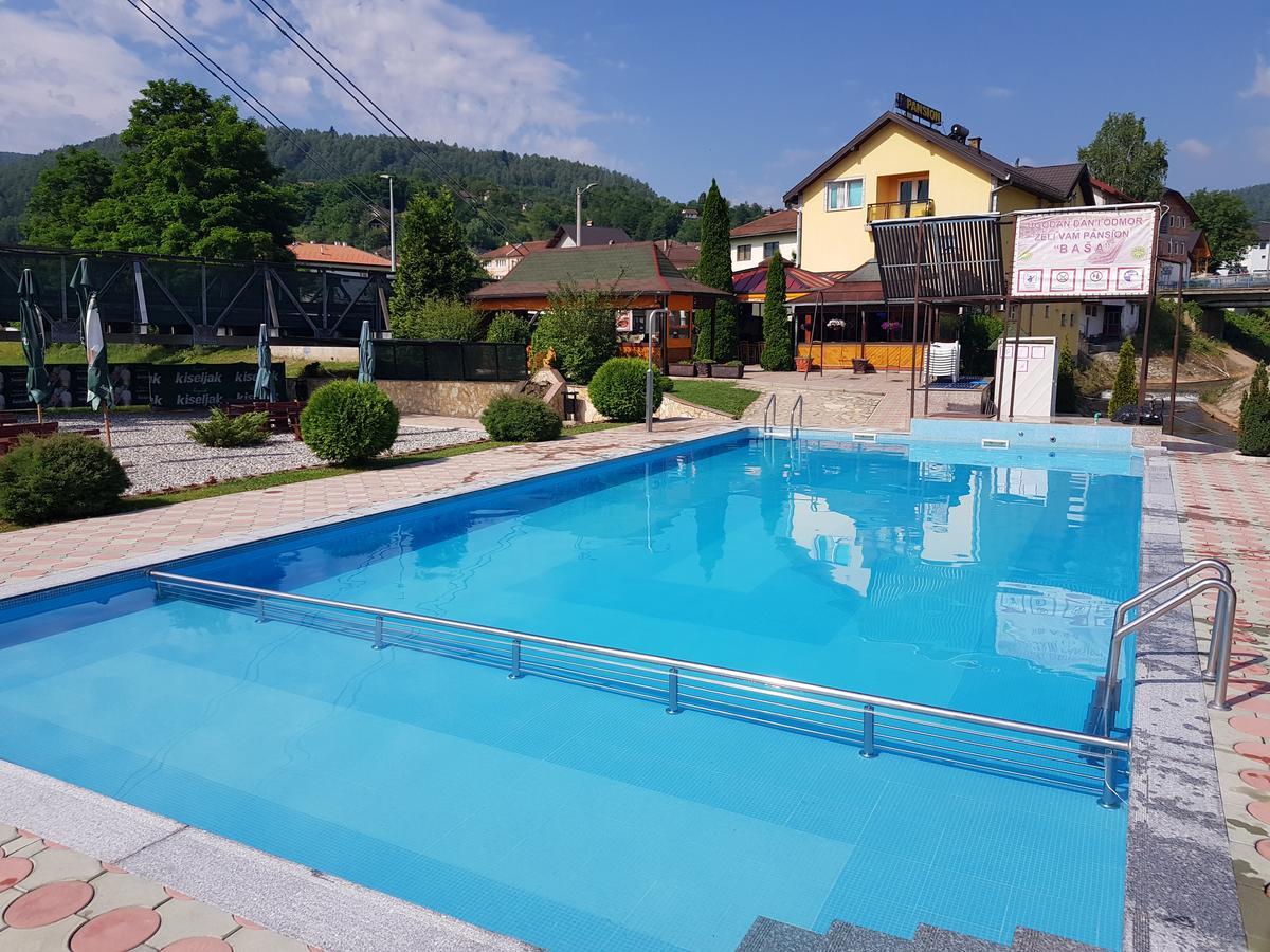 Pansion Basa Hotel Ustikolina Exterior photo