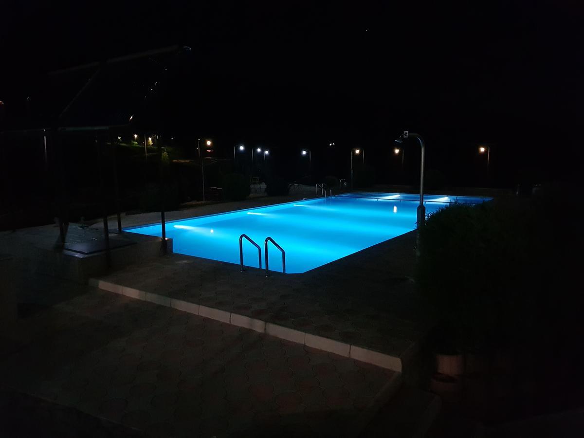 Pansion Basa Hotel Ustikolina Exterior photo
