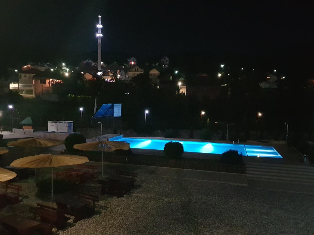 Pansion Basa Hotel Ustikolina Exterior photo