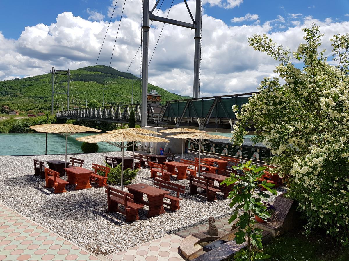 Pansion Basa Hotel Ustikolina Exterior photo